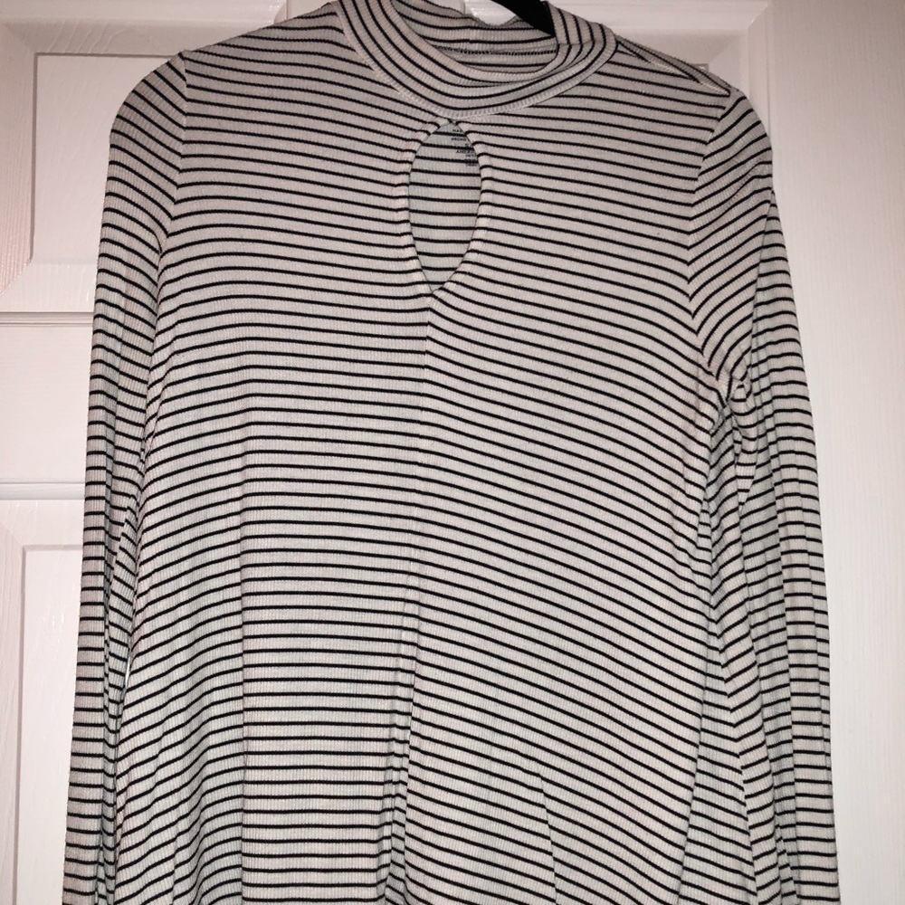American Eagle key hole top